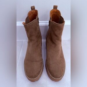 Universal Thread Crispin Tan Chelsea Boots - woman’s Size 9.5 - Worn Once!